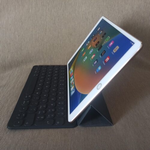 Apple iPad Pro 1 generazione 10.5" 256gb Wifi completo di cover Smart Keyboard con tastiera - immagine 2