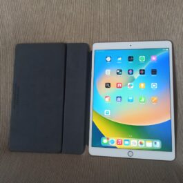 Apple iPad Pro 1 generazione 10.5″ 256gb Wifi completo di cover Smart Keyboard con tastiera